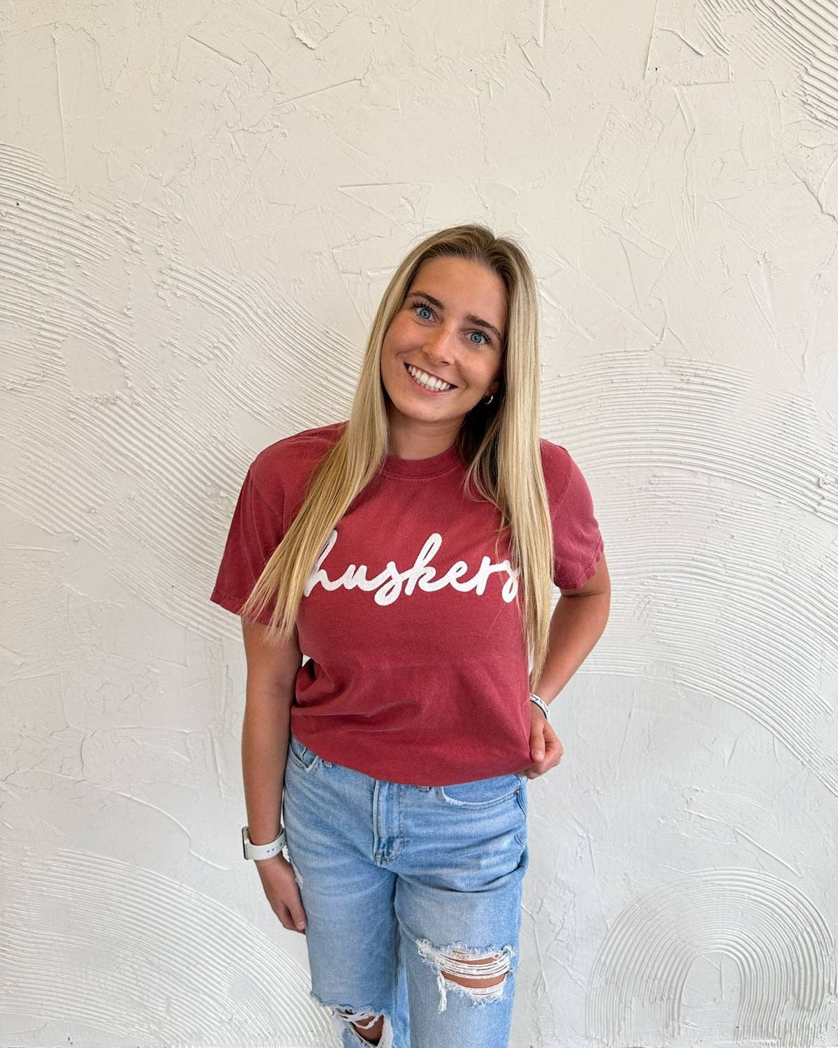 WHITE SPARKLE CURSIVE HUSKERS - CRIMSON TEE: